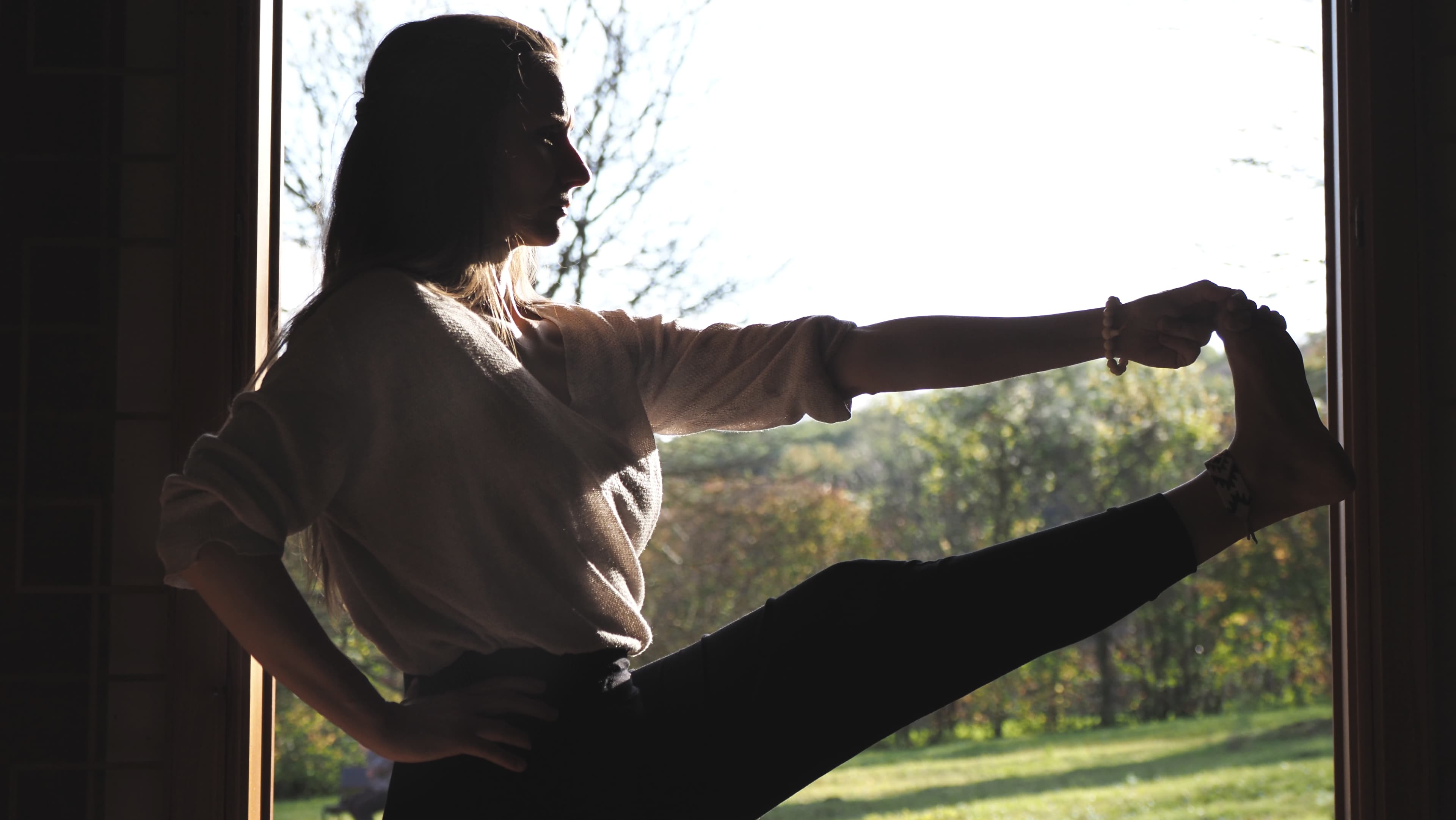 Előrehajlás combnyújtással